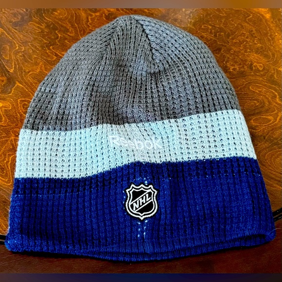 🏒 Toronto Maple Leafs Reebok NHL Winter Hat - $22 CAD 🧢 - Picture 3 of 5